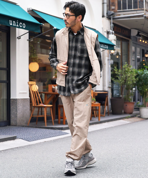 ナイロンベスト シャカシャカ セットアップ可 | ベスト メンズ 軽い シャカシャカ 軽量 ワンポイント 刺繍 ドローコード 裾絞れる アウトドア ライトアウター カジュアル きれいめ 大人 春 夏 秋 春服 夏服 チャコール グレー ブラウン ベージュ 20代 30代 40代